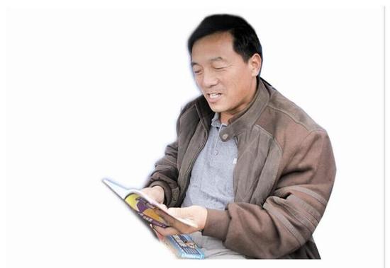 襄阳最牛的哥4年学八门外语随身带教材有空就读