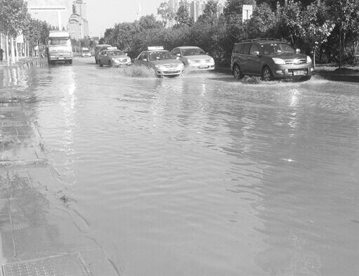 汉口塔子湖东路现百米汪洋私家车水中熄火