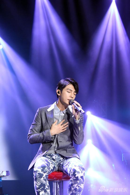 炎亚纶广州举行见面会炎妈化身铁粉现身