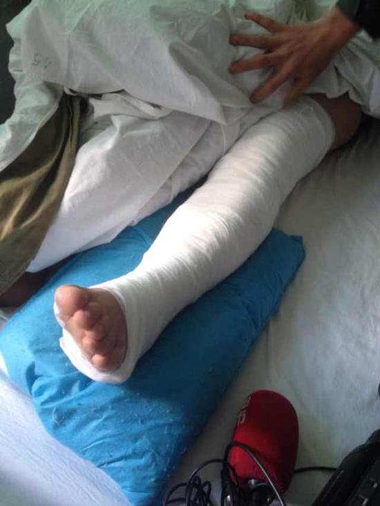 4小伙与黑赌厅较劲被打断腿锁门殴打长达十分钟