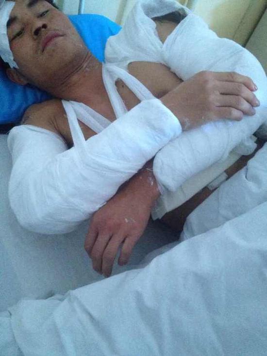 4小伙与黑赌厅较劲被打断腿锁门殴打长达十分钟