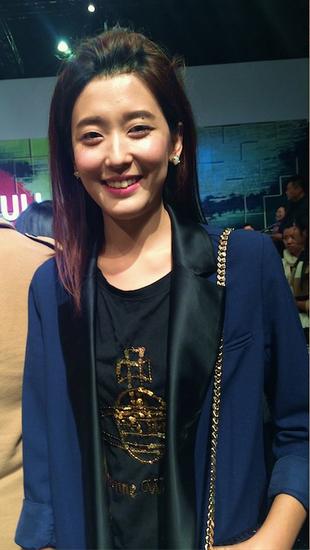 田甜中性打扮现身北京国际时装周 大玩自拍遭曝光