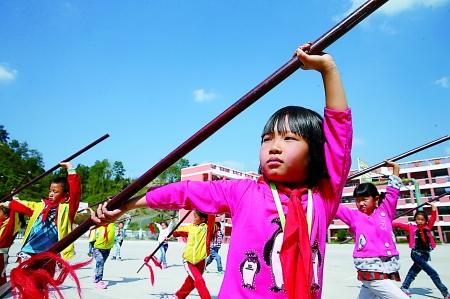 重庆某小学课间操舞枪弄棒娃娃习武震住你了吗