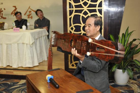 李祥霆展示千年古琴