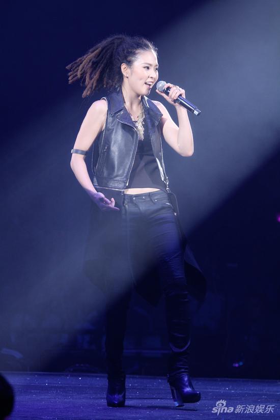 名曲《不是我不明白》,并和好声音学员陈乐基合唱了一首《hey jude》