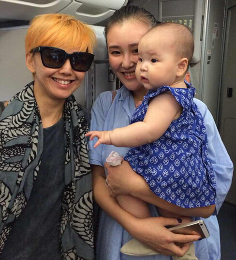 女儿天真活波 孙燕姿主动求合影_新浪重庆_新浪网