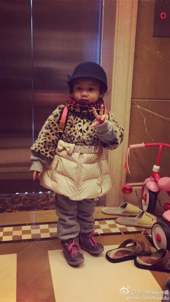 甜馨卖萌比剪刀手