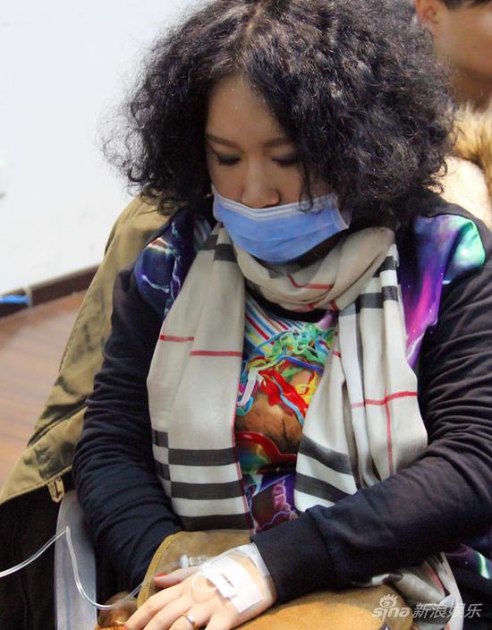 零点乐队备战个唱辣妹鼓手带病排练