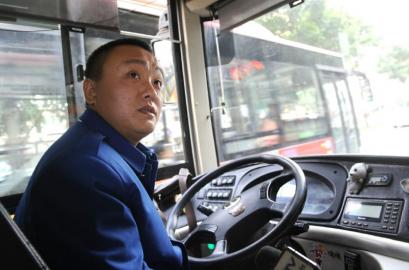 成都公交司机挨打不还手公司发委屈奖安慰