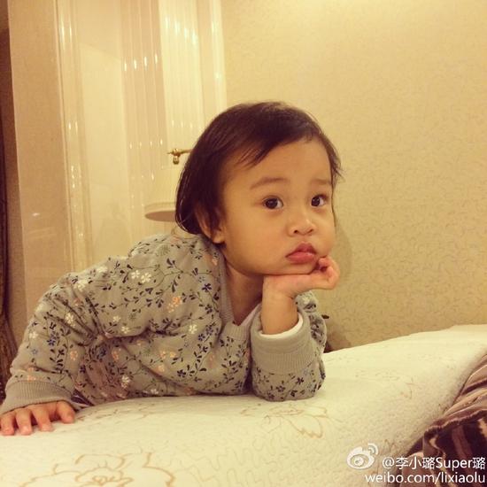 小手托腮好妩媚