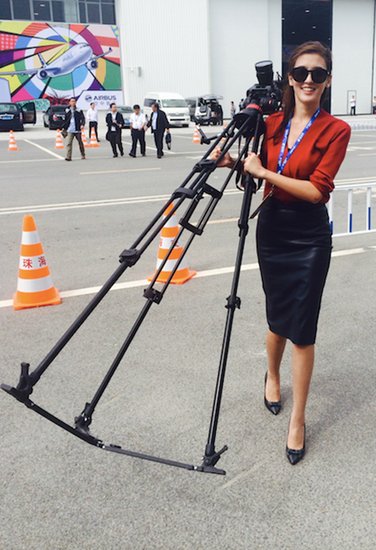 美女主播田甜赴珠海航展  工作照被评英俊