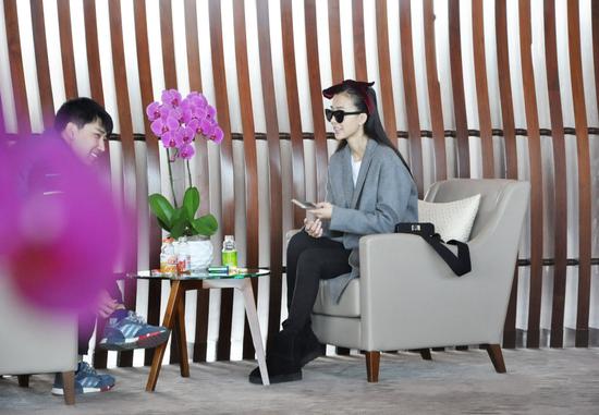 姚星彤潮装现身机场 黑超遮面时尚有型