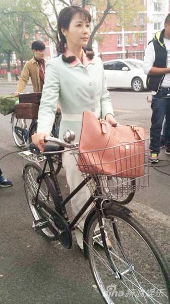 邓英赶拍新戏 老物件道具引发怀旧风潮