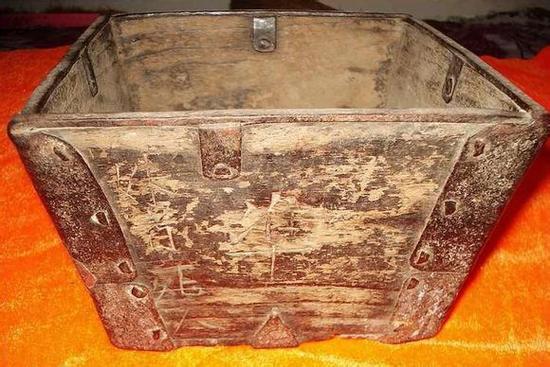 轱辘碾子,旧时农村常用来碾谷物,如今在影视剧中很常见.