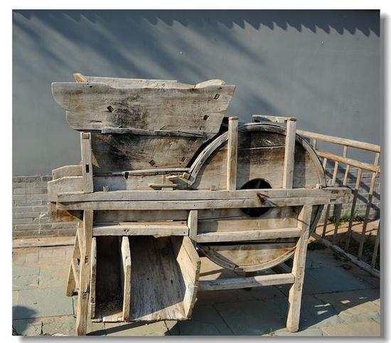轱辘架子,陕北,关中不少缺水的农村,依然在用,取水的地方叫做"