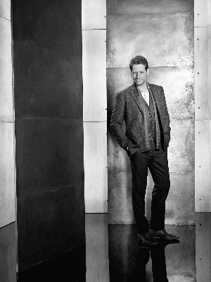 艾恩·格拉法德扮演的不死法医亨利·摩根有型有款