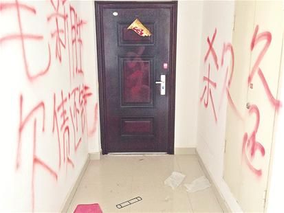 的哥无法还赌债跳楼身亡生前家门口被泼红油漆