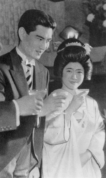江利智惠美(1937-1982)剧照剧照轮廓冷峻,拥有大批拥趸的高仓健的感情