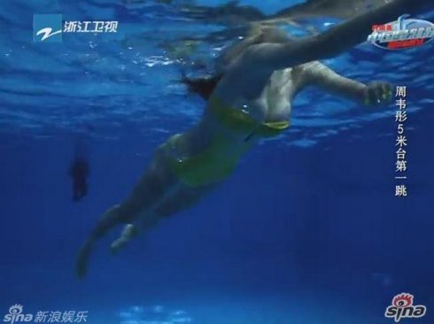 周韦彤跳水节目走光露点梁咏琪低腰裤下滑露内裤