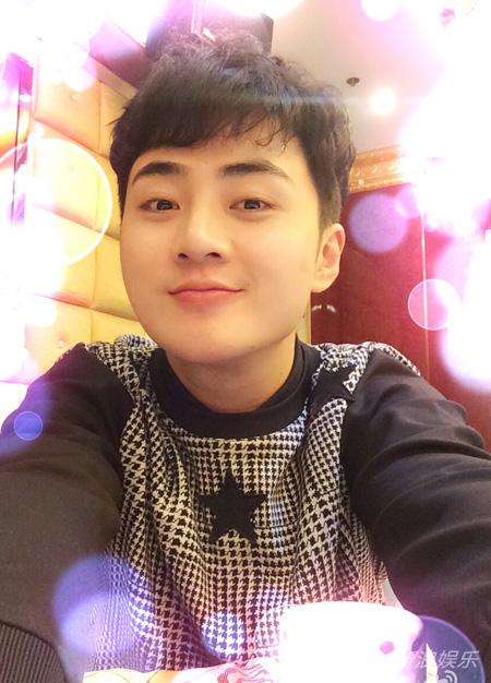 余少群余少群晒新造型新浪娱乐讯 近日,"余老板"余少群[微博]在微博晒