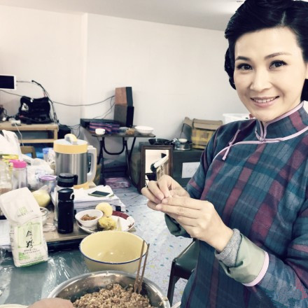 童蕾着旗袍包饺子