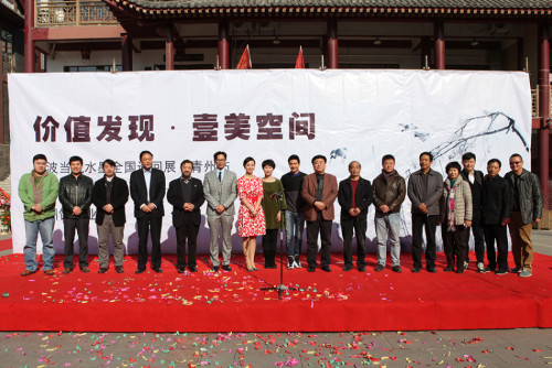 新浪娱乐讯 田亮与演员翁虹带领一家三口,意外现身该画廊的开业典礼