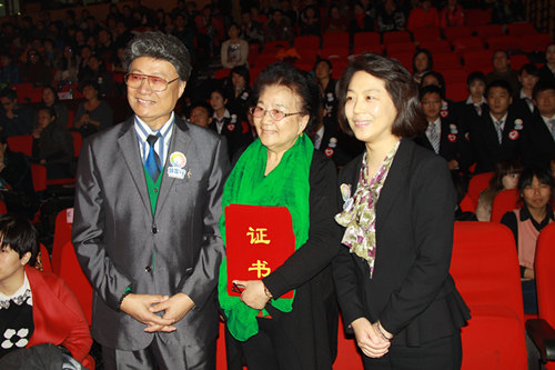 胡军一家获封筑梦爱心大使 父母献歌祝贺