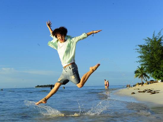 《变身花美男》方慧海边撒欢