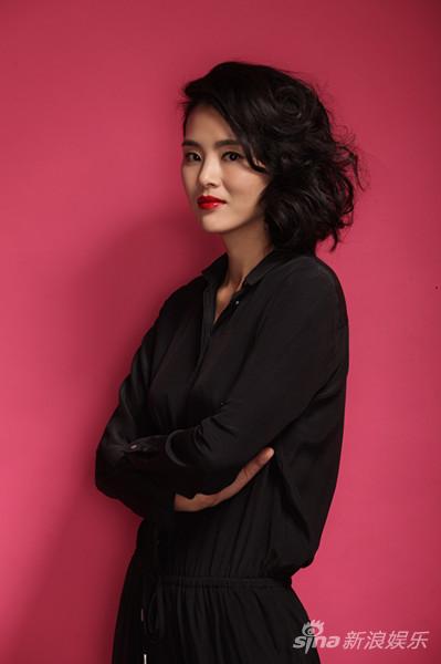 冯海煜与女儿海边戏水工作家庭两不误