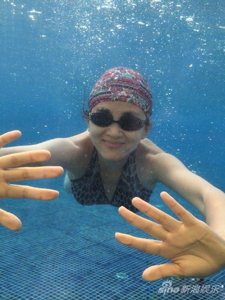 冯海煜与女儿海边戏水工作家庭两不误