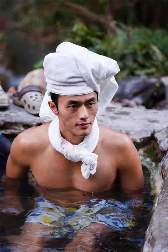 张丰毅携兄弟团半裸秀身材被赵磊叫板69