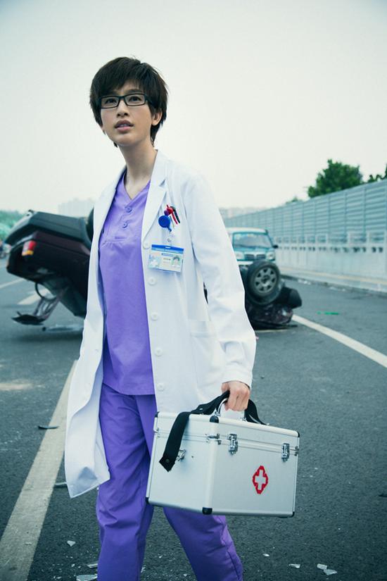 张俪饰演急诊科医生欧阳雨露
