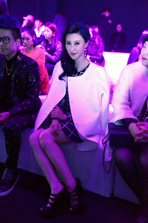 青年演员谢紫一黑白格子装优雅大方