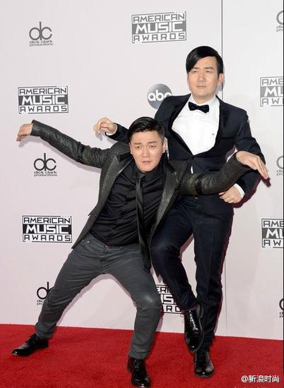 筷子兄弟搞怪pose比鸟叔