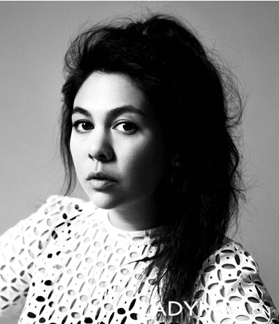 服装设计师西蒙娜·罗莎 (simone rocha) 1986年出生在爱尔兰都柏林