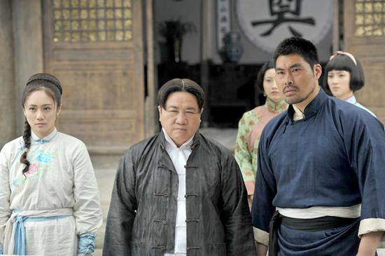 左起哈儿义妹李若云(刘云饰),方哈儿(刘流饰),文秀(马京京饰)