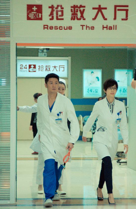 张俪《青年医生》