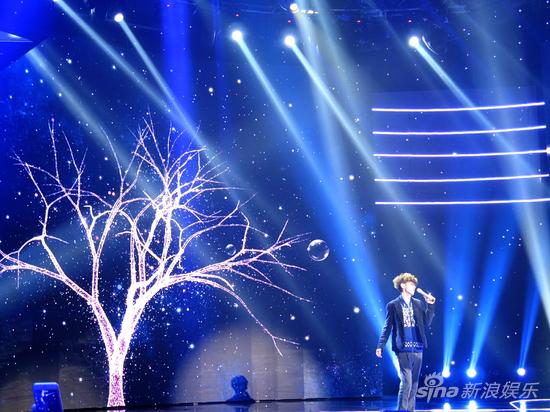 周传雄携《樱吹雪》登央视