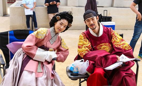 韩影《尚衣院》朴信惠柳演锡亲密合影(图)