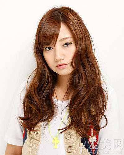 头发颜色:棕色头发颜色:棕色棕色长卷发唯美浪漫,整齐的烫发卷度非常