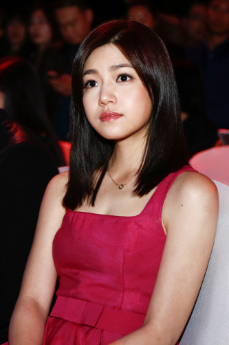 新浪娱乐讯 昨日,陈妍希以一身桃红色暗纹小礼服亮相某活动,映衬的面