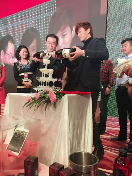 陈晓东办粉丝见面会西装现身帅气有型