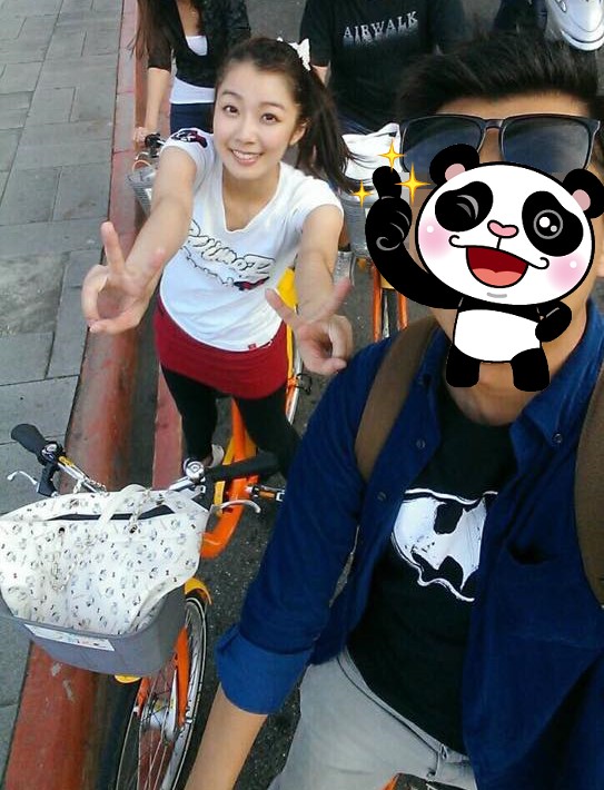 周亭羽与友人骑单车