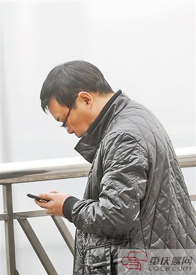 低头族注意了低头玩手机当心成了短信脖