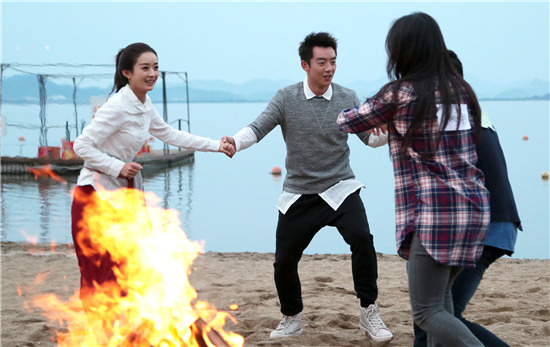 赵丽颖《实习生》裹成粽子 海边扑倒郑恺