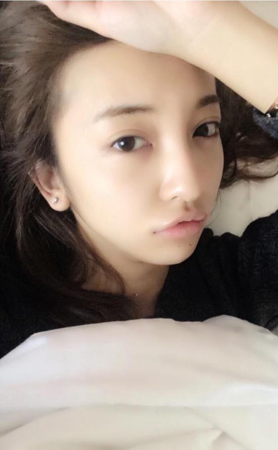 板野友美晒自拍遭抨击:起床就化妆?(图)