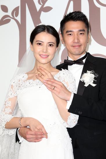 高圆圆与赵又廷的婚戒来自chaumet plume系列.