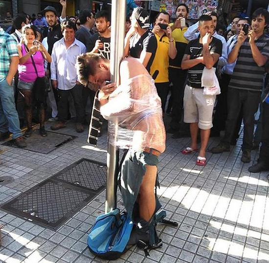 男子抢劫惹众怒被扒光绑在柱子上示众