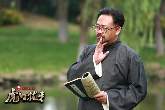 姜武在《虎口拔牙》中饰演失业的地理教员