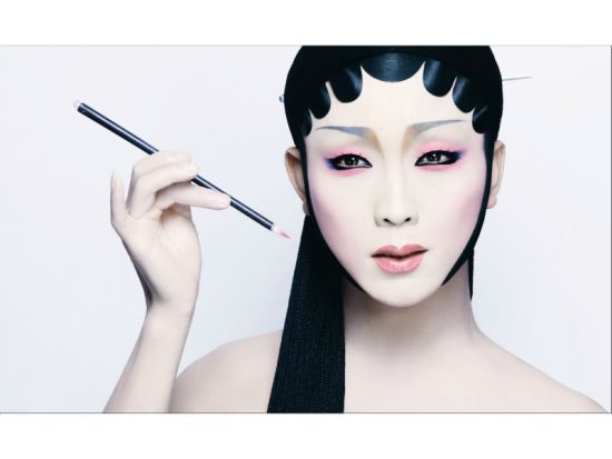 李玉刚反串扮相李玉刚自2006年从央视《星光大道》出道以来,在舞台上